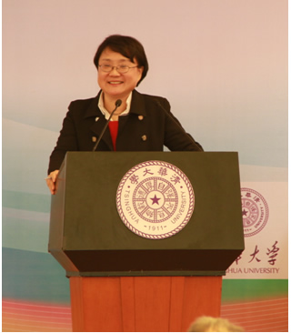 图为外文系主任颜海平代表外文系致辞。
