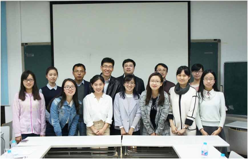 威斯尼斯人娱乐平台研团工作人员与师兄师姐及老师们合影留念